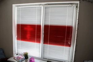 Шматдзетнай сям’і пагражаюць «сацыяльна-небясьпечным становішчам» за бел-чырвона-белыя жалюзі на вокнах 