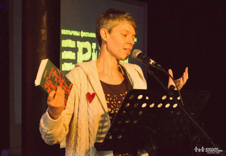 ﻿«Каб надрукаваць зараз дзіцячую кнігу, трэба сапраўды стаць на галаву». На «Стральцоўскім фэсце» абмеркавалі беларускую дзіцячую літаратуру