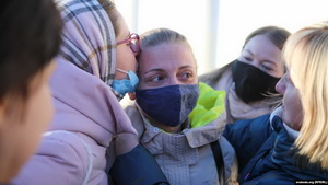 Суд над журналісткай Tut.by Надзеяй Калінінай перанесьлі, яе адпусьцілі