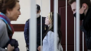 Дзяўчыне, якая расьпісала шчыты амапаўцаў, далі 2 гады, хлопцу — 1,5 года