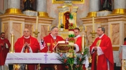 У храмах Беларусі выконваюць рэлігійны гімн «Магутны Божа»