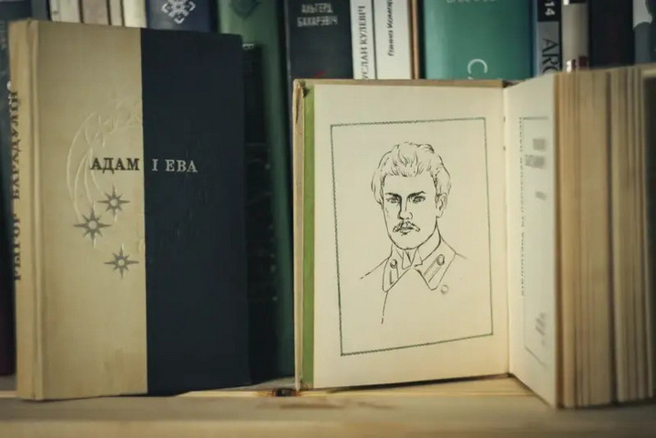 «Бацькаўшчыну» прадаюць за тры рублі. Колькі каштуюць кнігі беларускіх класікаў на “Куфары”, у кнігарні і за мяжой