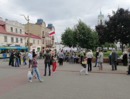 Сотні людзей на пікетах па зборы подпісаў у Гародні   