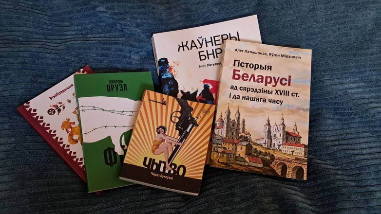 «Кожны раз абяцаю больш не купляць кнігі. Але не атрымліваецца». Гродзенцы-эмігранты паказалі свае бібліятэкі