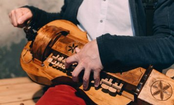 «Лірнік – гэта чалавек паміж тым і гэтым светамі»: музыка Сяргей Доўгушаў — пра старадаўні беларускі інструмент і старэцкія песні
